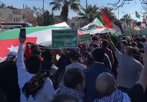 فیلم/ تظاهرات گسترده در مقابل سفارت آمریکا در اردن