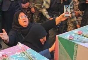 فیلم/ وداع جانسوز مادر شهید مفقودالاثر با شهدای گمنام در گلستان