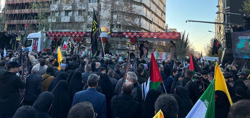 تشییع پیکر ۱۱۰ شهید گمنام در تهران +عکس و فیلم