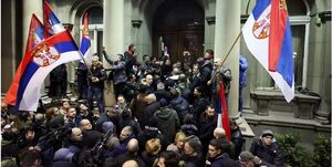 هزاران نفر در صربستان در اعتراض به نتیجه انتخابات به خیابان آمدند+ عکس
