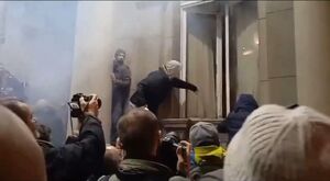 فیلم/ معترضان صربستانی به مجلس حمله کردند