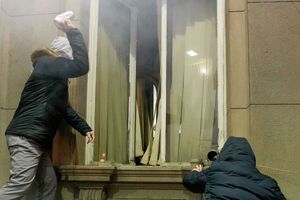 عکس/ معترضان صربستانی به مجلس حمله کردند