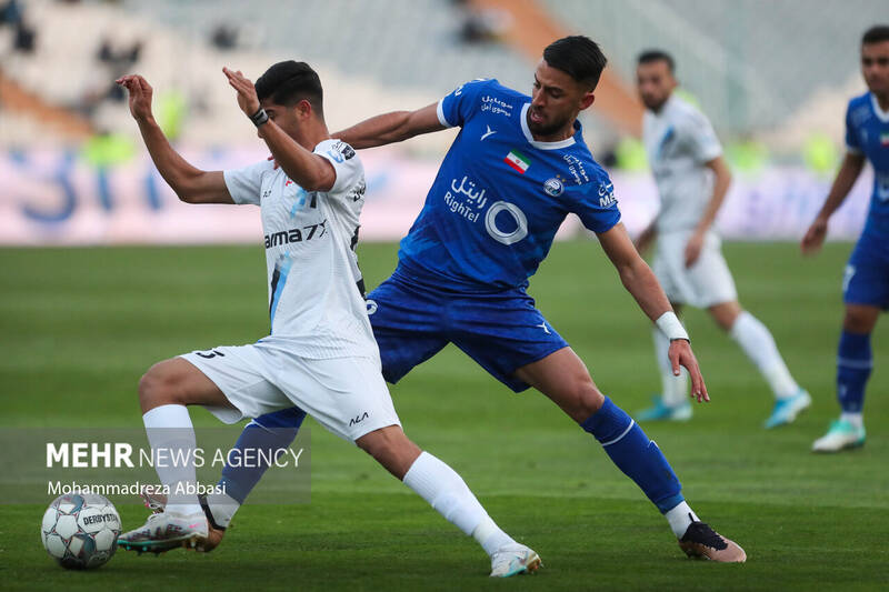 دیدار تیم های فوتبال استقلال تهران و پیکان تهران