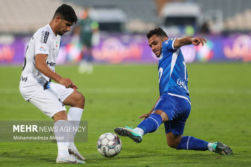 دیدار تیم های فوتبال استقلال تهران و پیکان تهران