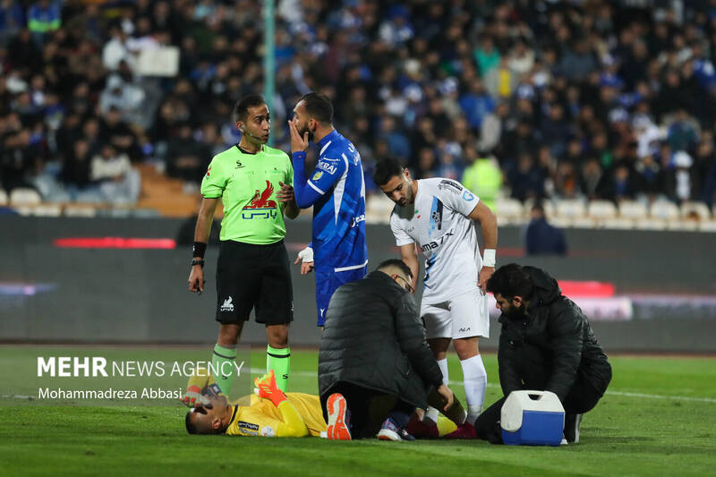 دیدار تیم های فوتبال استقلال تهران و پیکان تهران