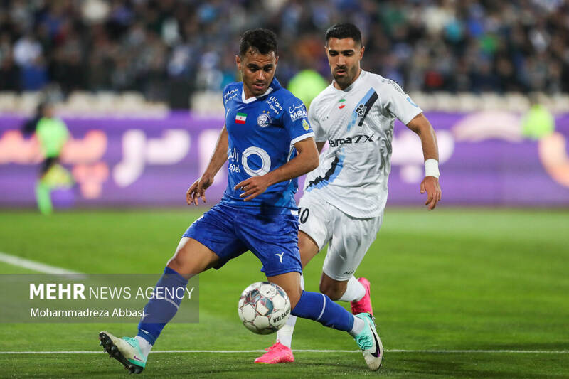 دیدار تیم های فوتبال استقلال تهران و پیکان تهران