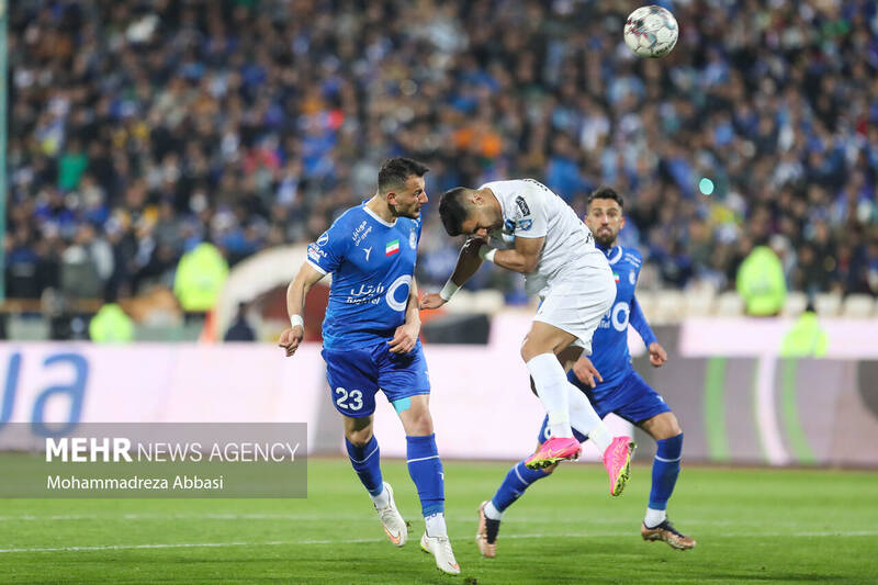 دیدار تیم های فوتبال استقلال تهران و پیکان تهران