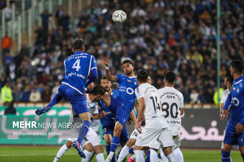 دیدار تیم های فوتبال استقلال تهران و پیکان تهران