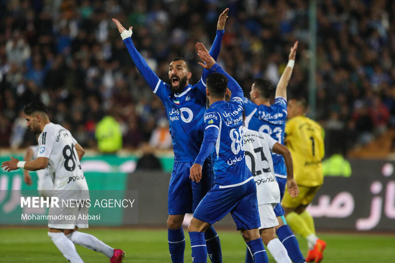 دیدار تیم های فوتبال استقلال تهران و پیکان تهران