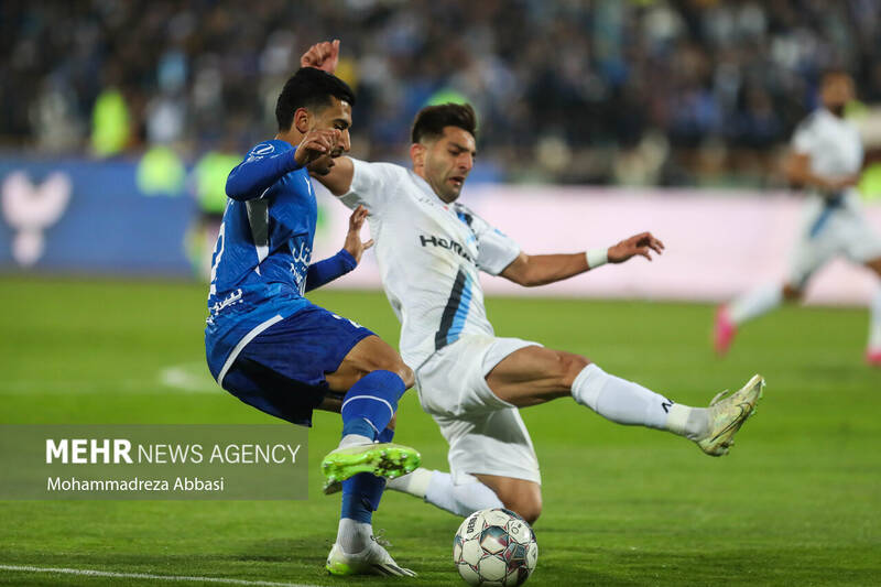 دیدار تیم های فوتبال استقلال تهران و پیکان تهران