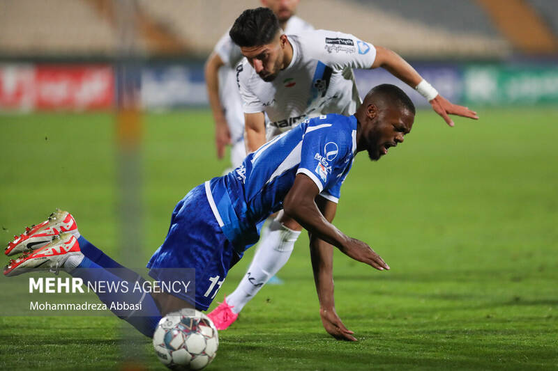 دیدار تیم های فوتبال استقلال تهران و پیکان تهران