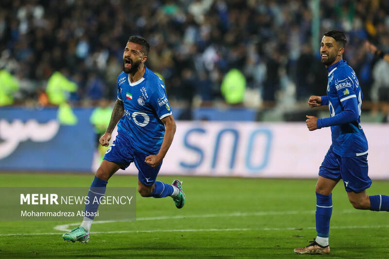 دیدار تیم های فوتبال استقلال تهران و پیکان تهران