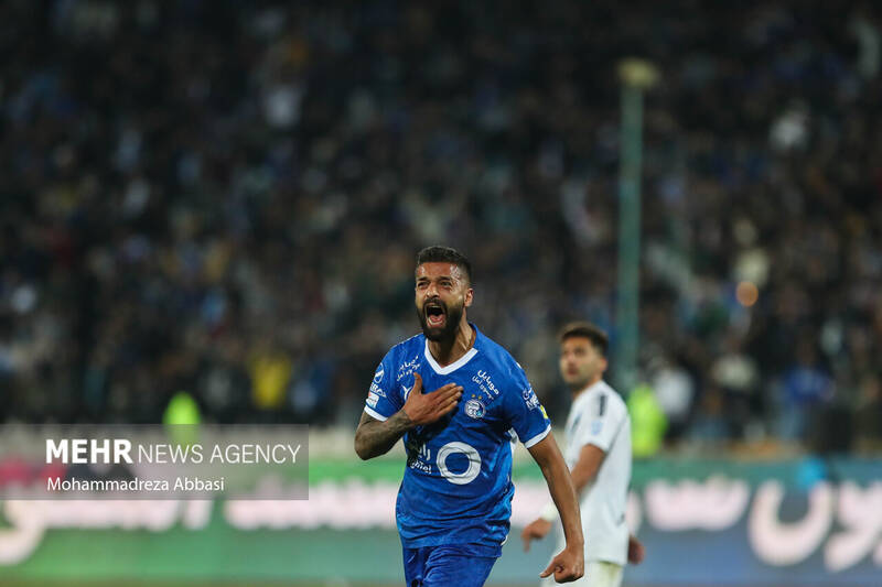 دیدار تیم های فوتبال استقلال تهران و پیکان تهران