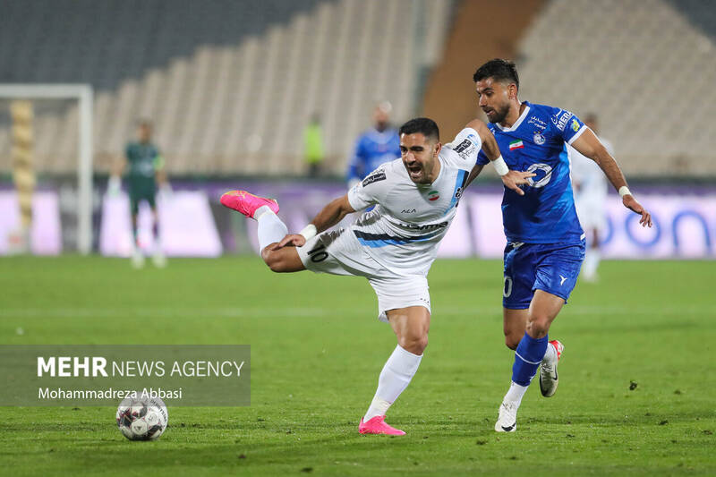 دیدار تیم های فوتبال استقلال تهران و پیکان تهران