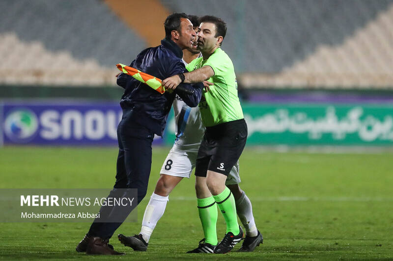 دیدار تیم های فوتبال استقلال تهران و پیکان تهران