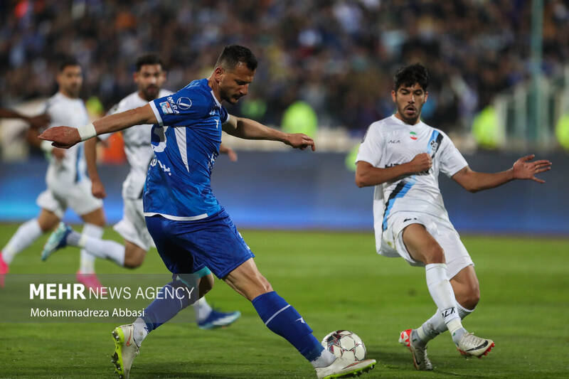 دیدار تیم های فوتبال استقلال تهران و پیکان تهران