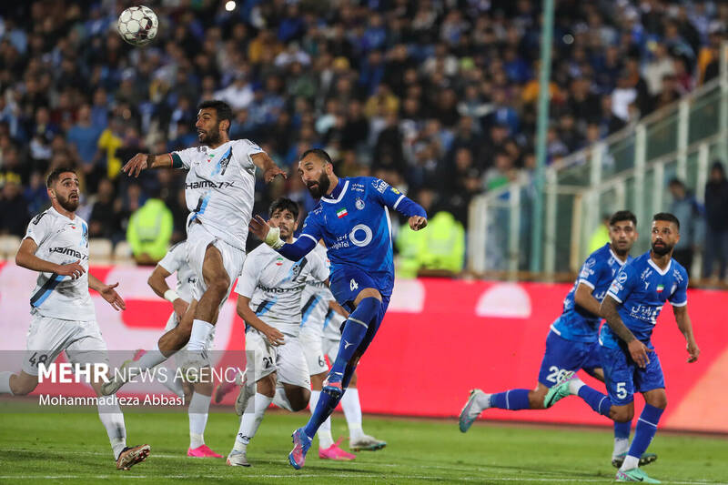 دیدار تیم های فوتبال استقلال تهران و پیکان تهران