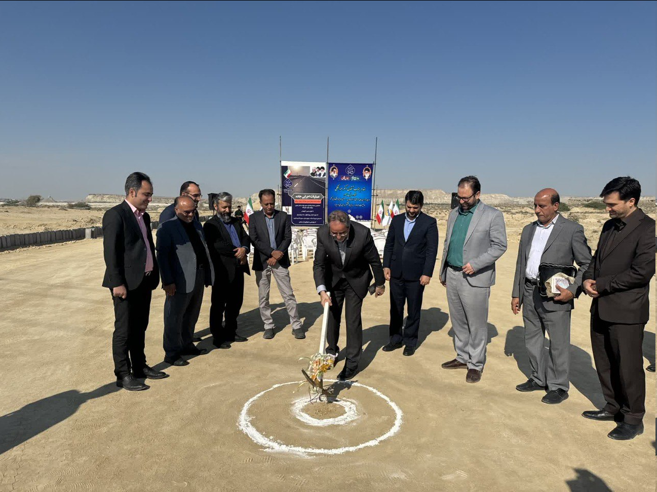 آغاز عملیات عمرانی محور ساحل جنوبی به رمکان با اعتبار ۱۵۰۰ میلیارد ریال / مسیر تردد قشم به فرودگاه کوتاهتر شد