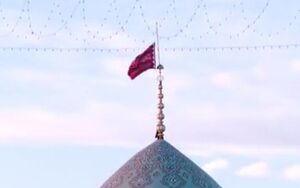 فیلم/ برافراشته‌شدن پرچم سرخ انتقام برای شهدای کرمان روی گنبد مسجد جمکران