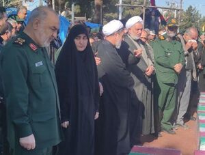توئیت زینب سلیمانی برای فرماندهان شهید عکس/ حضور سردار سلامی و زینب سلیمانی در مصلای کرمان