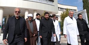 عیادت مجروحان در بیمارستان شهید باهنر / دیدار مخبر با مادری که شاهد شهادت فرزندش بود
