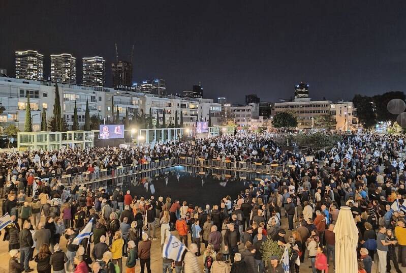 تعداد شهدای حملات صهیونیستها به غزه، به ۳۰ هزار نفر رسید / شکنجه هدفمند اسرای فلسطینی به دست ارتش رژیم صهیونیستی / آتش سنگین حزب الله لبنان روی مواضع رژیم صهیونیستی / تظاهرات مجدد صهیونیستها در تل آویو+ عکس و فیلم