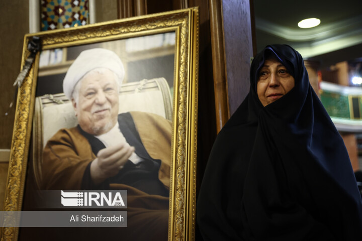 «عارف و خرازی» منتظر سخنرانی روحانی نماندند/ ظریف با پسران هاشمی دست نداد