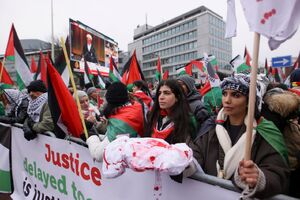عکس/ تضاهرات ضدصهیونیستی در اطراف محل دادگاه لاهه