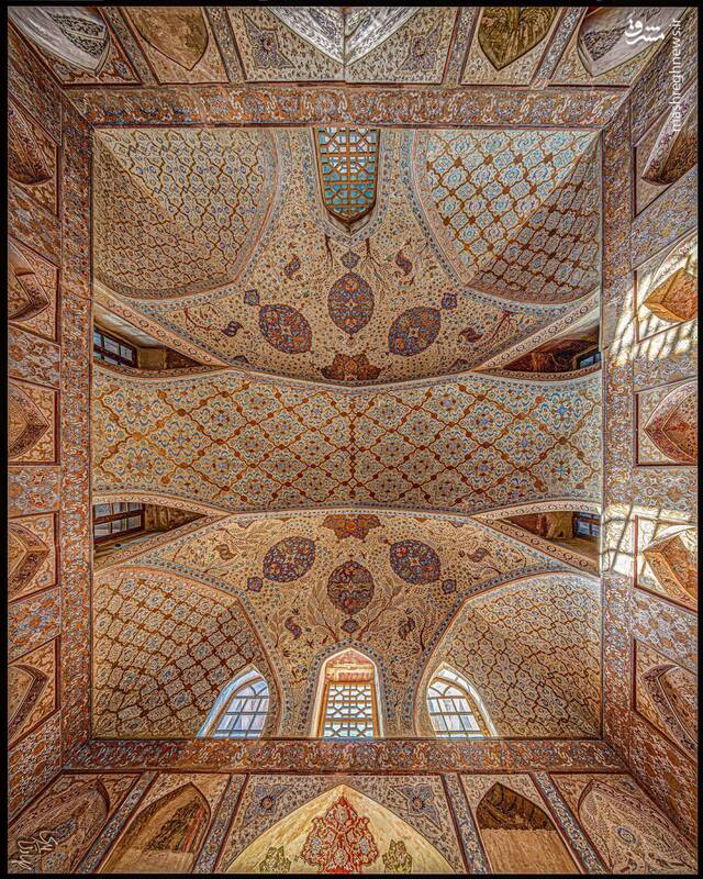تصویری زیبا از سقف یکی از تالارهای عمارت عالیقاپو