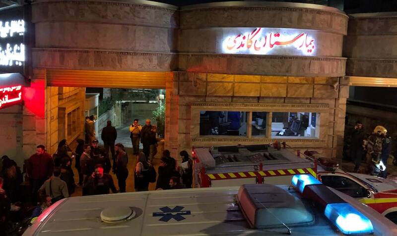 حریق در بیمارستان گاندی تهران / اعزام آتش نشانان به محل حادثه/ حریق مربوط به نمای بیرونی ساختمان است/ آسیبی به بیماران بیمارستان گاندی وارد نشده است +عکس و فیلم