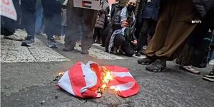 پرچم آمریکا در نیویورک به آتش کشیده شد+فیلم