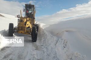 بارش برف مسیر ارتباطی ۴۵۰ روستای لرستان را بست