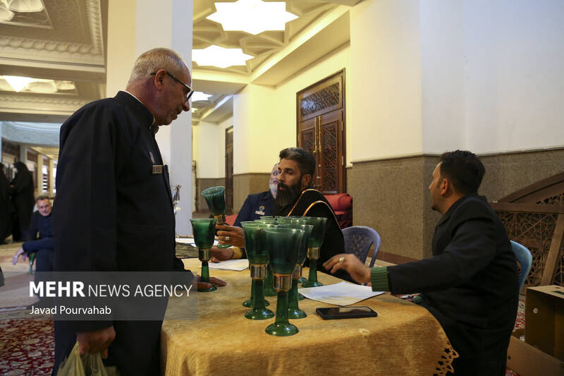 آیین لالهگردانی خدام حرم مطهر بهمناسبت بزرگداشت شهادت حضرت احمدبن موسیالکاظم علیه السلام