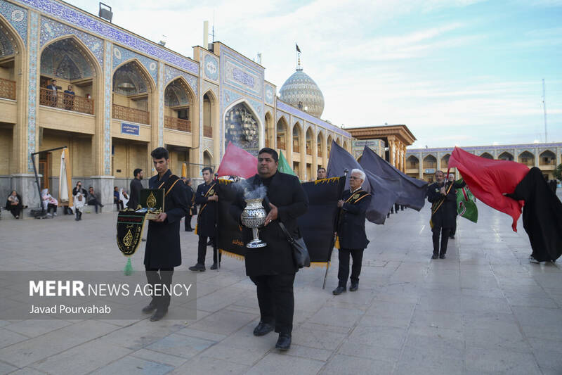 آیین لالهگردانی خدام حرم مطهر بهمناسبت بزرگداشت شهادت حضرت احمدبن موسیالکاظم علیه السلام