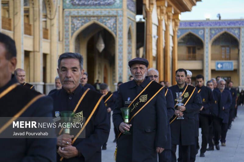آیین لالهگردانی خدام حرم مطهر بهمناسبت بزرگداشت شهادت حضرت احمدبن موسیالکاظم علیه السلام