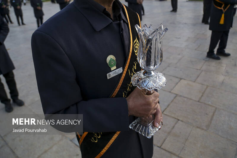 آیین لالهگردانی خدام حرم مطهر بهمناسبت بزرگداشت شهادت حضرت احمدبن موسیالکاظم علیه السلام