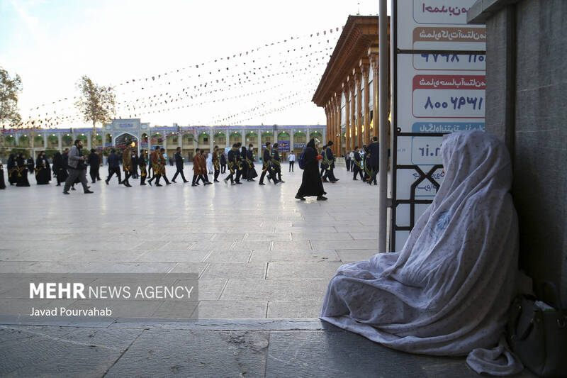 آیین لالهگردانی خدام حرم مطهر بهمناسبت بزرگداشت شهادت حضرت احمدبن موسیالکاظم علیه السلام