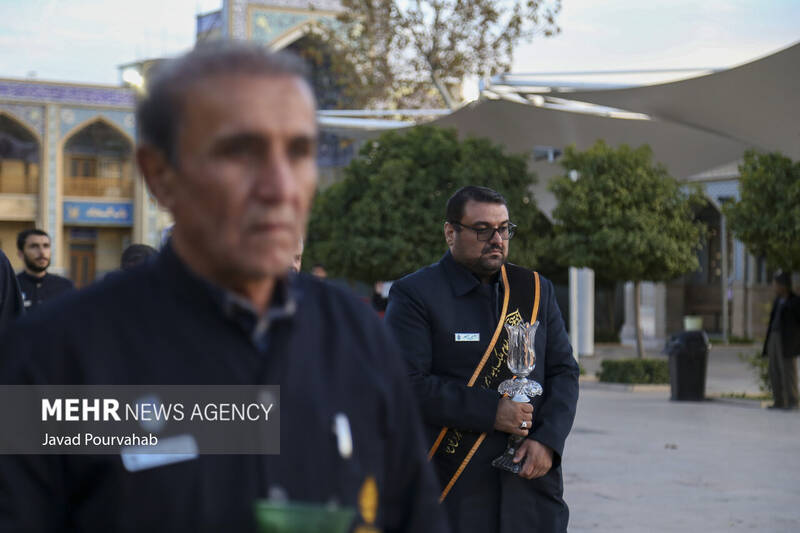 آیین لالهگردانی خدام حرم مطهر بهمناسبت بزرگداشت شهادت حضرت احمدبن موسیالکاظم علیه السلام