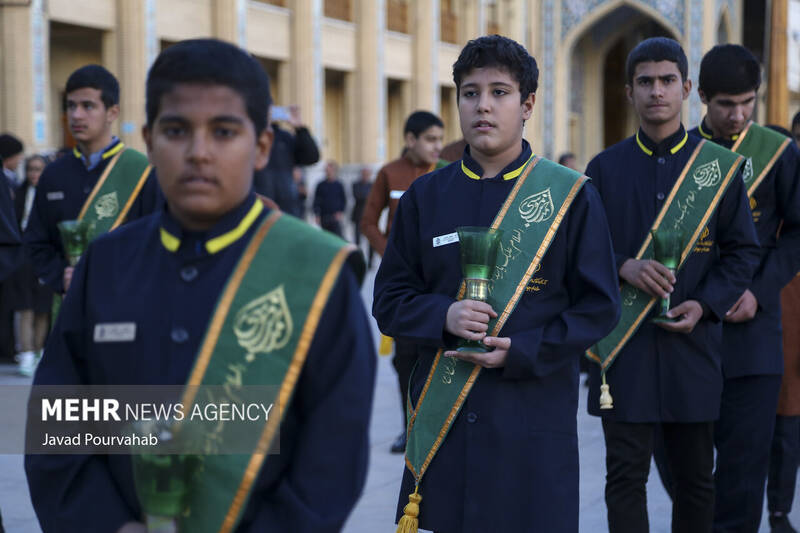 آیین لالهگردانی خدام حرم مطهر بهمناسبت بزرگداشت شهادت حضرت احمدبن موسیالکاظم علیه السلام
