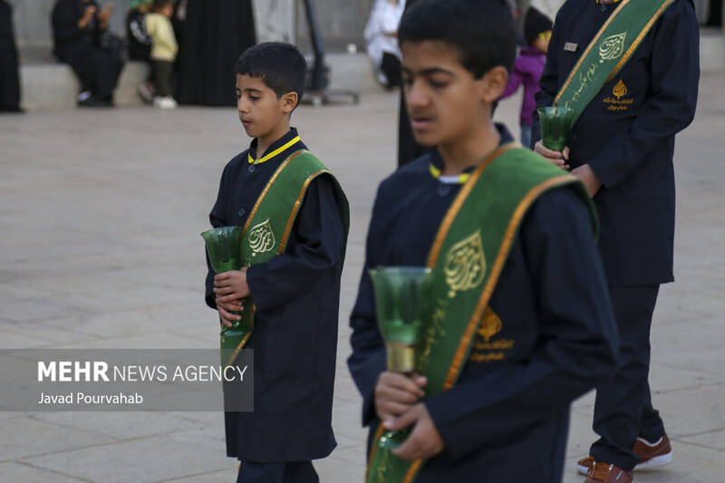 آیین لالهگردانی خدام حرم مطهر بهمناسبت بزرگداشت شهادت حضرت احمدبن موسیالکاظم علیه السلام