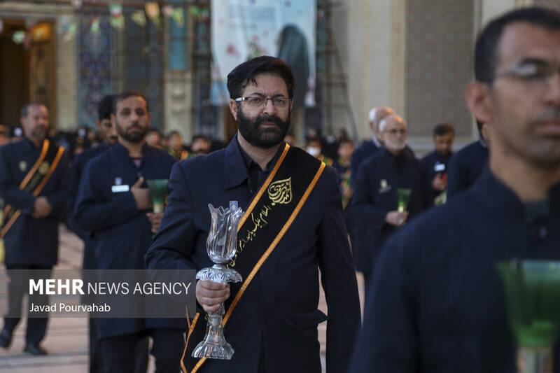 آیین لالهگردانی خدام حرم مطهر بهمناسبت بزرگداشت شهادت حضرت احمدبن موسیالکاظم علیه السلام