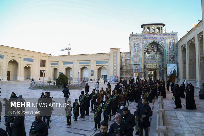 آیین لالهگردانی خدام حرم مطهر بهمناسبت بزرگداشت شهادت حضرت احمدبن موسیالکاظم علیه السلام