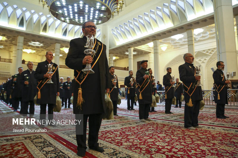 آیین لالهگردانی خدام حرم مطهر بهمناسبت بزرگداشت شهادت حضرت احمدبن موسیالکاظم علیه السلام