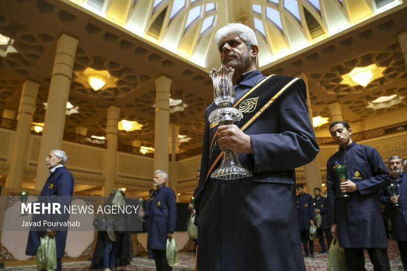 آیین لالهگردانی خدام حرم مطهر بهمناسبت بزرگداشت شهادت حضرت احمدبن موسیالکاظم علیه السلام