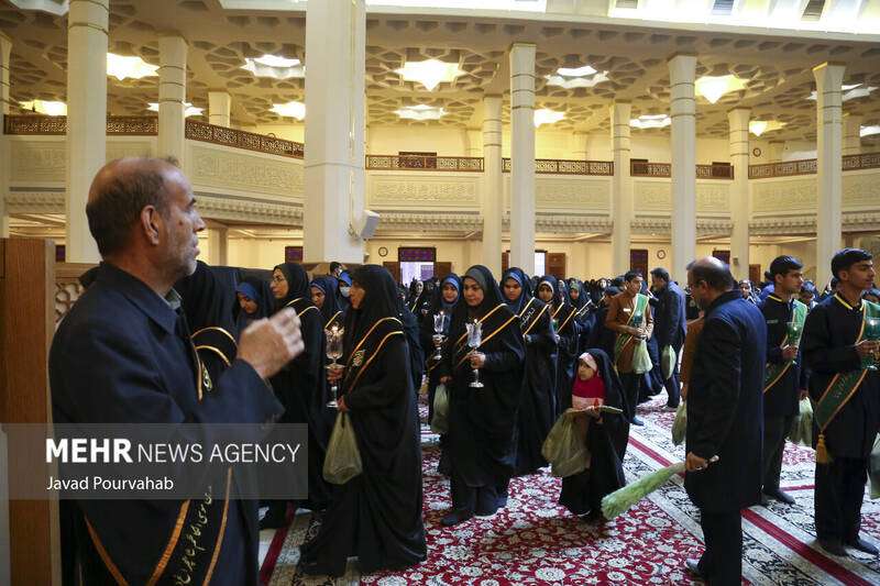 آیین لالهگردانی خدام حرم مطهر بهمناسبت بزرگداشت شهادت حضرت احمدبن موسیالکاظم علیه السلام