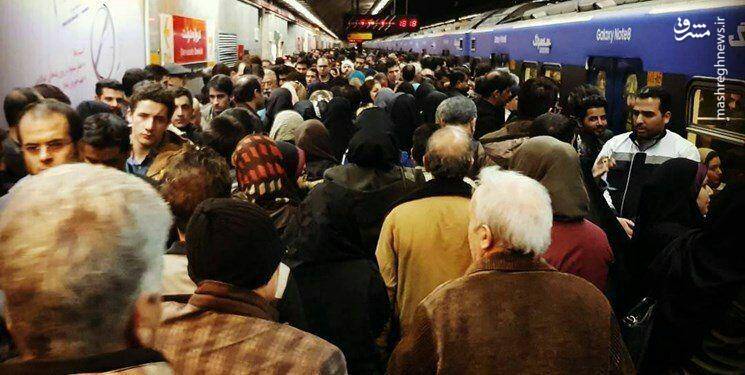 چرا در مترو تنش و بگو مگو زیاد است؟ ازدحام، کمبودهای مترو یا ...