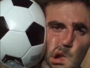 فیلم/ لحظه برخورد شدید توپ فوتبال به صورت در صحنه آهسته