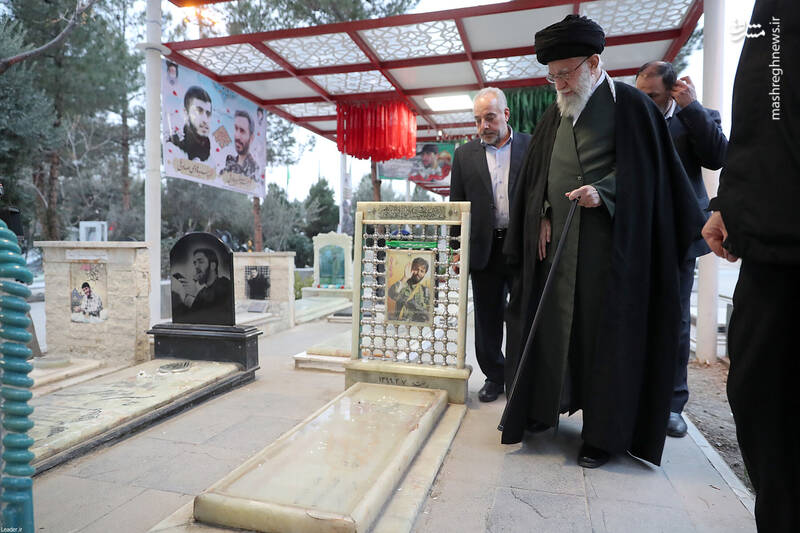 حضور رهبر انقلاب در مزار شهید "جواد الله کرم" حضور رهبر انقلاب در مزار شهید "جواد الله کرم"
