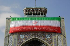 نصب پرچم ایران بر ایوان نقاره‌خانه حرم رضوی
