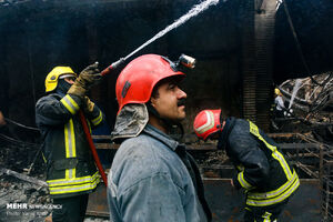 آتش سوزی در بازار شب نجف‌آباد/۳۰ غرفه آسیب دید